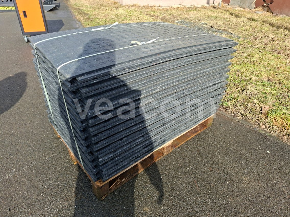 Online aukce:   PŘEJEZDOVÉ PLOTNY 25 KS 77 X 118 CM