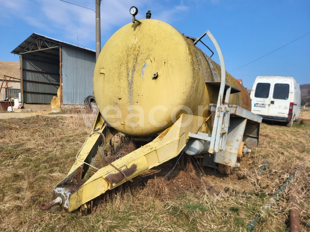 Online árverés:  FEKAL BEZ VÝVEVY