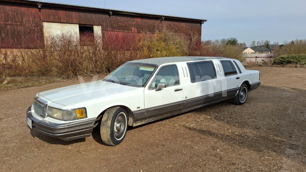 Online auction: LINCOLN  TOWN CAR