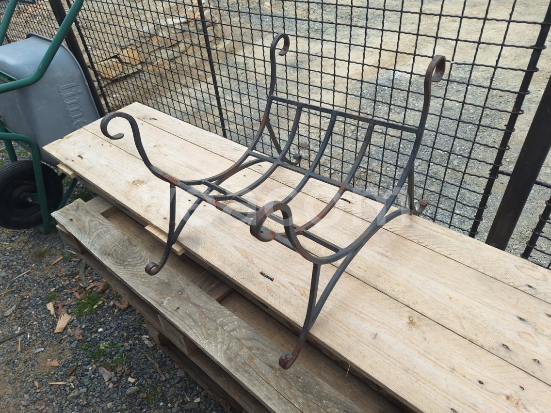 Online aukce:   STOJAN NA KRBOVÉ DŘEVO