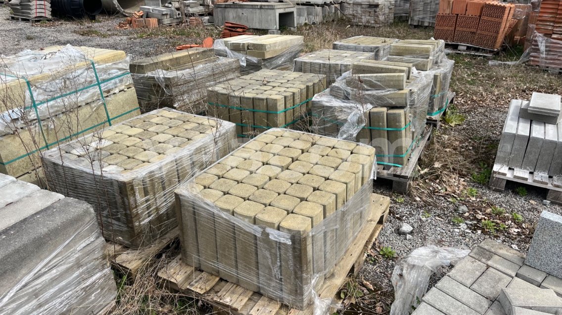 Online aukce:   BETONOVÉ PALISÁDY