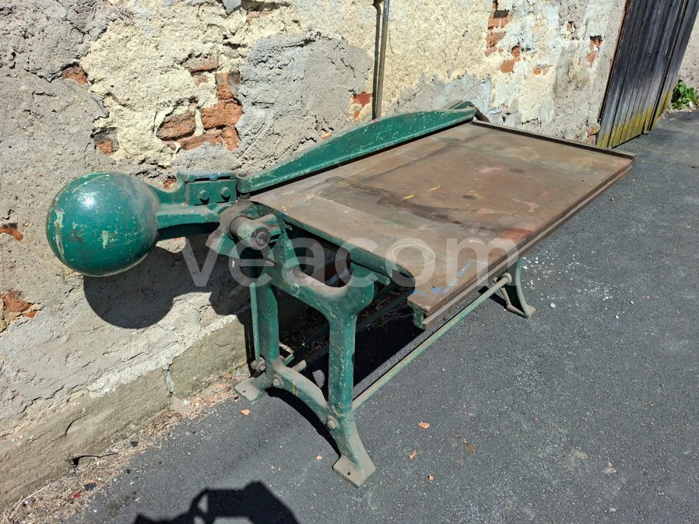 Online-Versteigerung:  RUČNÍ STOLOVÉ NŮŽKY NA PLECH 120 X 70 CM