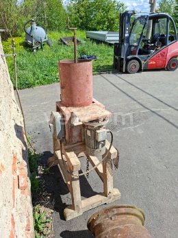 Online aukce:   ŠROTOVACÍ STROJ DOMÁCÍ VÝROBY
