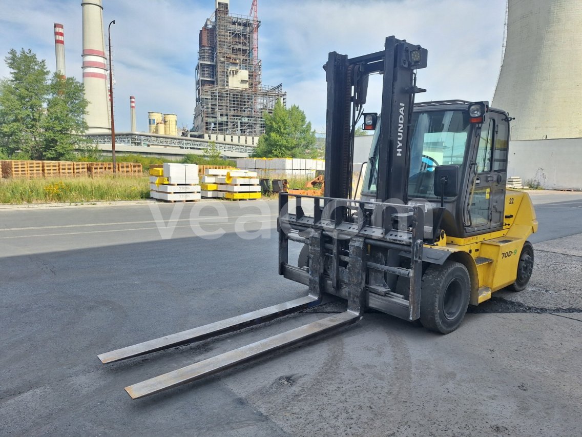 Online aukce: HYUNDAI  70D-9