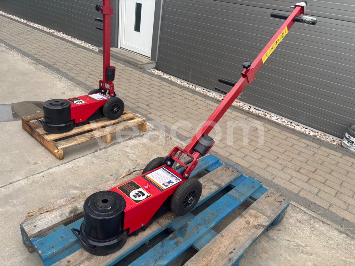 Online aukce:   HYDRAULIC JACKS 80T-2