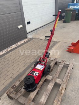 Online aukce:  HYDRAULIC JACKS 80T-2