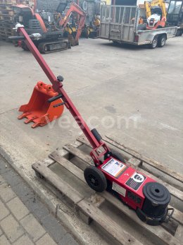 Online aukce:   HYDRAULIC JACKS 80T-2