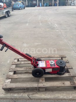 Online aukce:   HYDRAULIC JACKS 80T-2