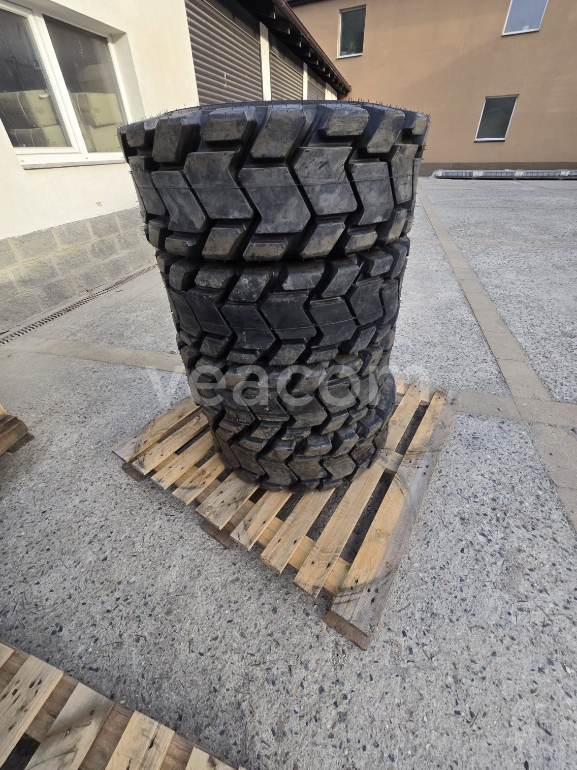 Online aukce:   CAMSO SKS 775 10-16,5 4 KS