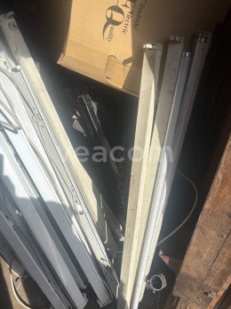 Online aukce:   ZMES 33 KUSOV STROPNÝCH POUŽITÝCH SVIETIDIEL SO ŽIARIVKAMI BEZ KRYTOV