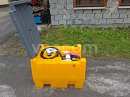 Online aukce:   TANKOVACÍ NÁDRŽ S ČERPADLEM 12 VOLTU 240 LITRŮ