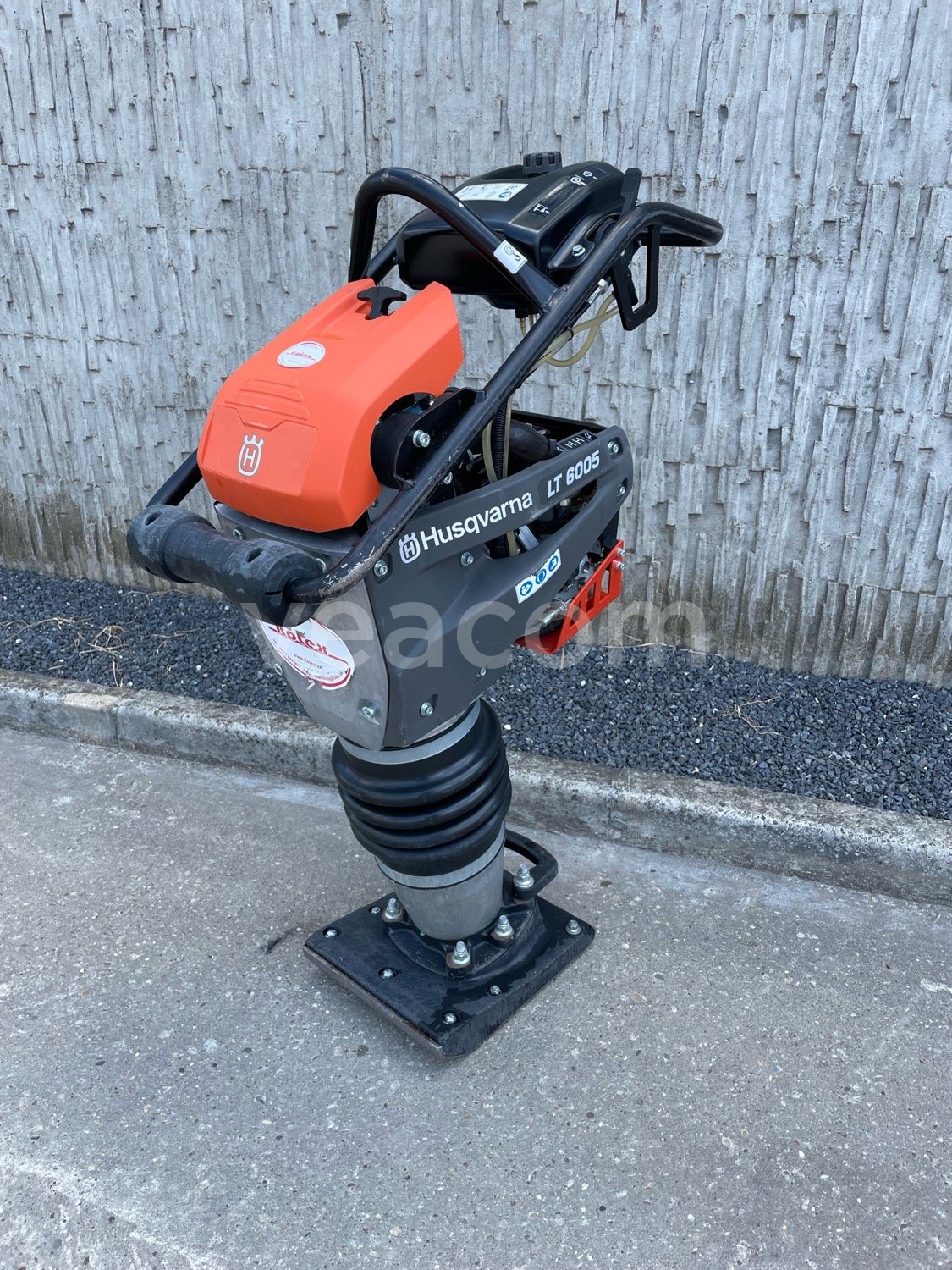 Online auction:   HUSQVARNA LT6005