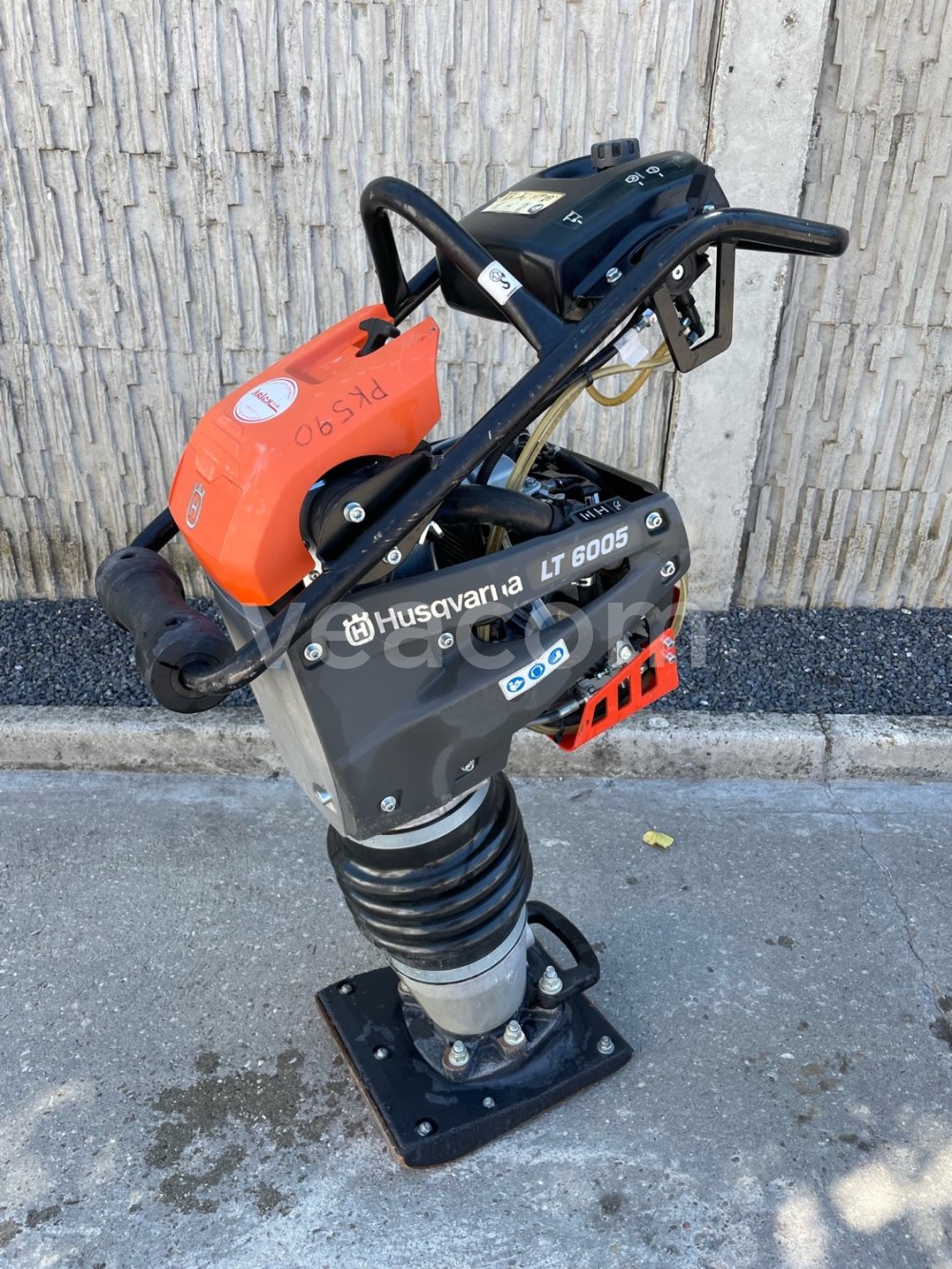 Online aukce:  HUSQVARNA LT6005