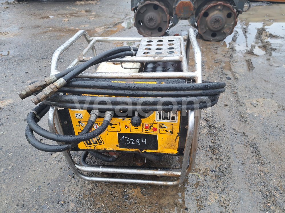 Online aukce: JCB  BEAVER + kladivo 2