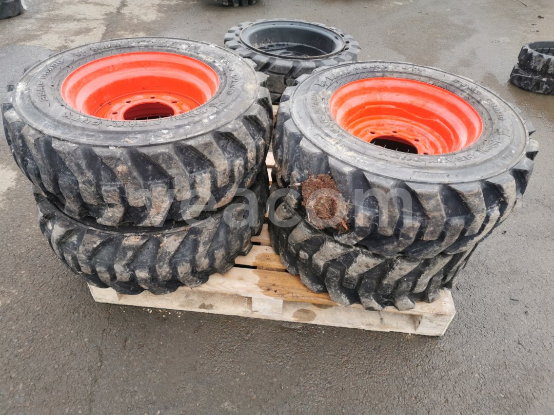Aukcja internetowa: BOBCAT  DISKY S PNEU 10X16,5 NHS HEAVY DUTY (4KS)