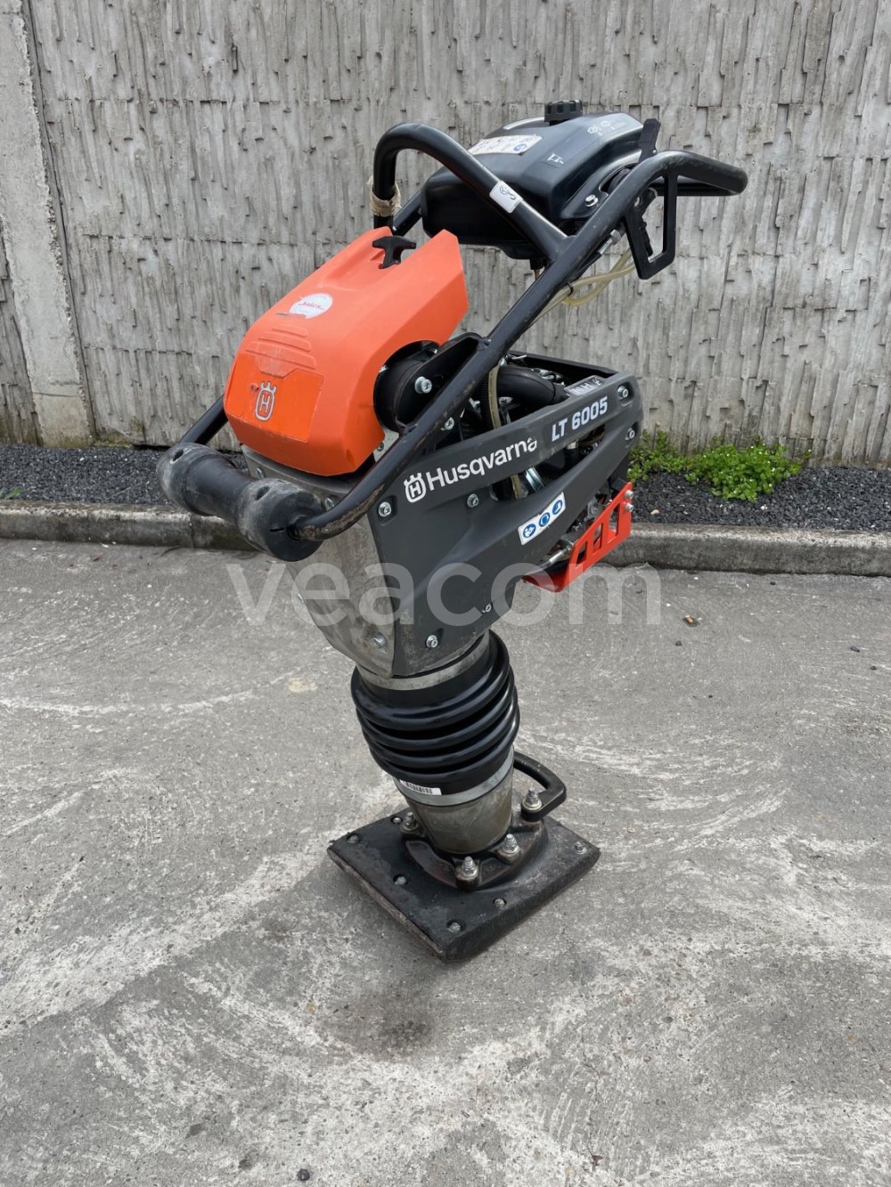 Aukcja internetowa:  HUSQVARNA LT6005