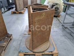 Online aukce:   TŘÍSTRANNÁ OTOČNÁ UPÍNACÍ DESKA NA HORIZONT. OBRÁBĚCÍ STROJ 780 X 500 MM