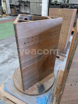 Online aukce:   TŘÍSTRANNÁ OTOČNÁ UPÍNACÍ DESKA NA HORIZONT. OBRÁBĚCÍ STROJ 780 X 500 MM