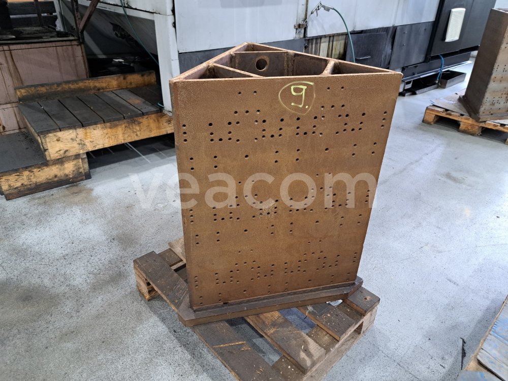 Online aukce:  TŘÍSTRANNÁ OTOČNÁ UPÍNACÍ DESKA NA HORIZONTÁLNÍ OBRÁBĚCÍ STROJ 820 X 620 MM