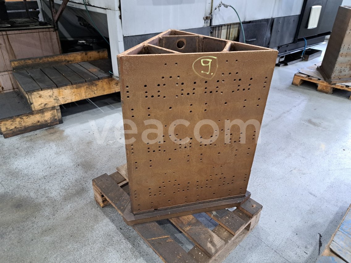 Online aukce:   TŘÍSTRANNÁ OTOČNÁ UPÍNACÍ DESKA NA HORIZONTÁLNÍ OBRÁBĚCÍ STROJ 820 X 620 MM