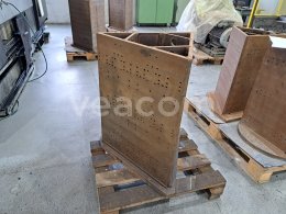 Online aukce:   TŘÍSTRANNÁ OTOČNÁ UPÍNACÍ DESKA NA HORIZONTÁLNÍ OBRÁBĚCÍ STROJ 820 X 620 MM