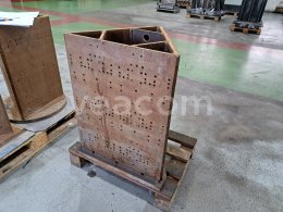 Online aukce:   TŘÍSTRANNÁ OTOČNÁ UPÍNACÍ DESKA NA HORIZONTÁLNÍ OBRÁBĚCÍ STROJ 820 X 620 MM