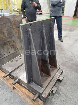 Online aukce:   JEDNOSTRANNÁ UPÍNACÍ DESKA NA HORIZONTÁLNÍ OBRÁBĚCÍ STROJ 830 X 630 MM