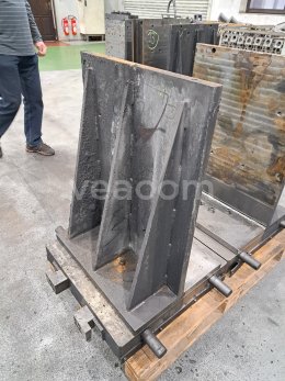 Online aukce:   JEDNOSTRANNÁ UPÍNACÍ DESKA NA HORIZONTÁLNÍ OBRÁBĚCÍ STROJ 830 X 630 MM