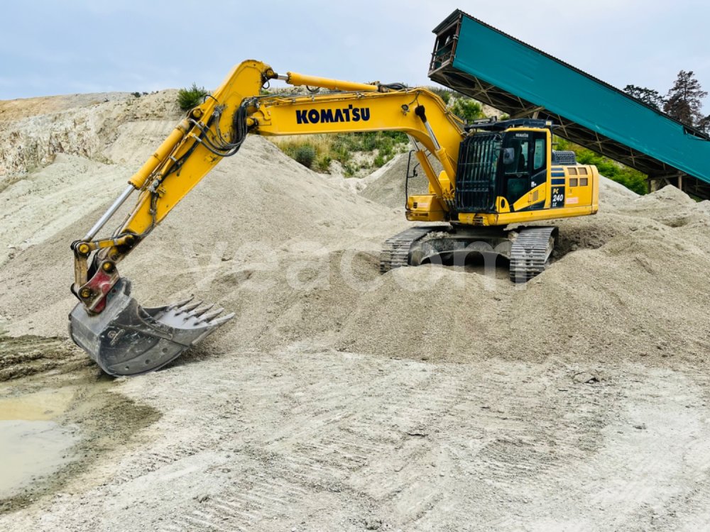 Online auction: KOMATSU  PC240LC