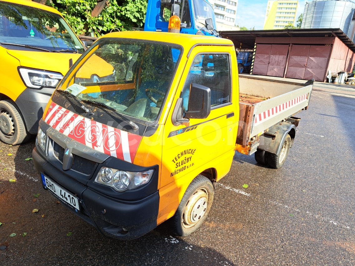 Rostige gelbe nebelscheinwerfer an einem alten auto.