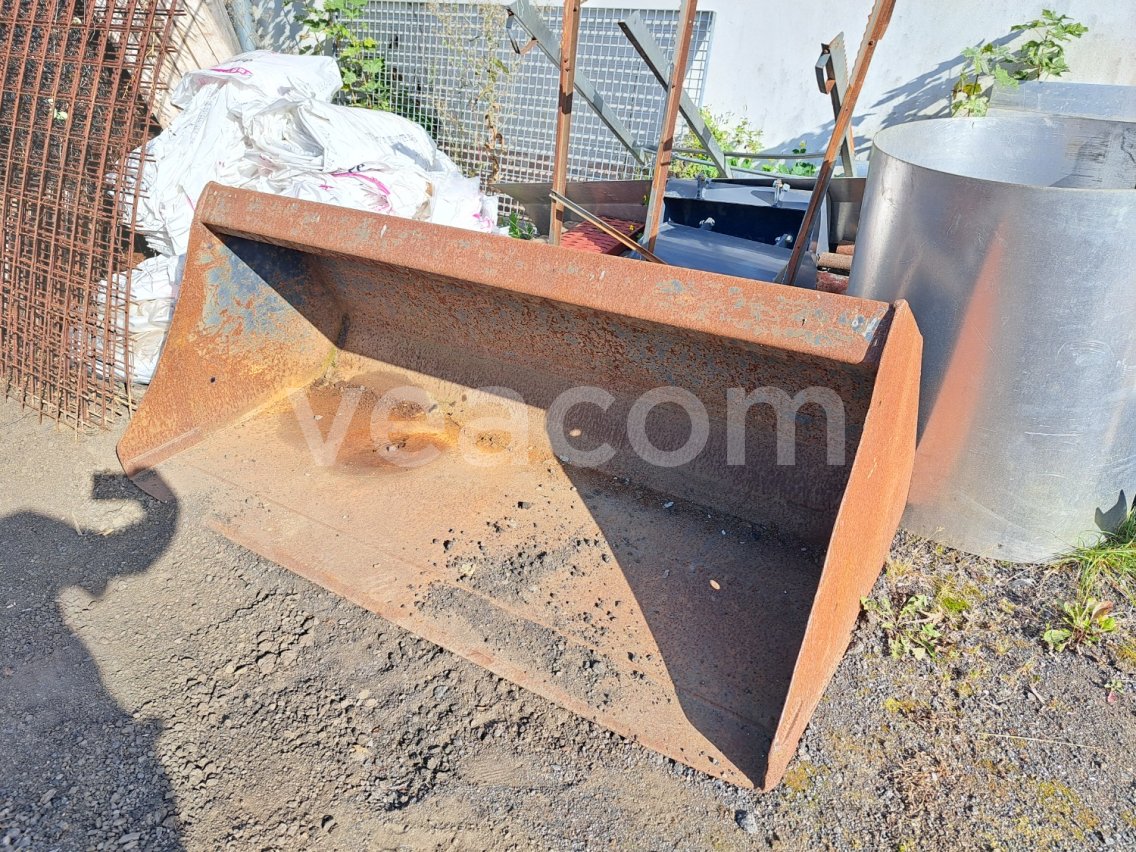 Online aukce:   LOPATA 180 CM NA SMYK. NAKLADAČ JCB 175 A 185